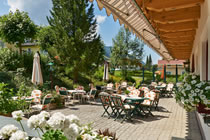 Hotelterrasse mit Blick auf die Berge